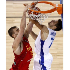 Marc machaca el aro de la República Checa. El menor de los Gasol anotó ocho puntos. GHEMENT