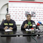 Los representantes de UGT de los Bomberos de León, Benedicto Díez (C) y Carlos Lozano (D), explican en rueda de prensa el informe sobre la actuación en el incendio del Ayuntamiento.