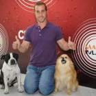 Borja Caponni, conductor del espacio, junto a dos «protagonistas» del mismo.