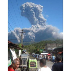 El volcán Bulusan expulsa una nube de ceniza en la región de Bicol, en Filipinas.