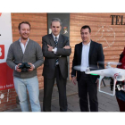 Dani Alfageme, Manuel Benavides, Juan Francisco Martín, director de Televisión de León, y Carlos Ochoa, con el drone.