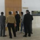 Los acusados y los abogados, ante la puerta de la sala donde se debía celebrar el juicio