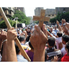Centenares de personas protestan durante el funeral por los coptos fallecidos el domingo en los choques contra militares en el centro de El Cairo.