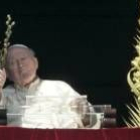 El Papa agitó enérgicamente la rama de olivo en su breve aparición pública