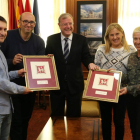 Los galardonados posan con el alcalde, Antonio Silván.