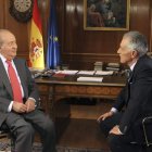 El rey Juan Carlos y el periodista Jesús Hermida, en un momento de la entrevista que fue emitida ayer.
