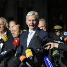 Assange atiende a la prensa sobre la decisión del Tribunal Superior de Londres.