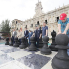 Figuras en el ajedrez gigante instalado en San Marcos junto a los protagonistas del Magistral