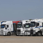 Camiones estacionados en un área de descanso de Palanquinos, en la A-231, en la ruta recurrente del transporte. FERNANDO OTERO
