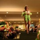 Un momento del desfile contra el cáncer de mama que se celebró ayer en el Parador de San Marcos