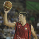 Julio González durante un partido con Baloncesto León.