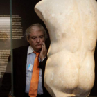 Un hombre observa una de las obras de la exposición ‘In Lapide Depictum’. VÍCTOR DE LOS REYES