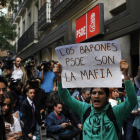 "Los barones PSOE son la mafia", la pancarta que portaba el activista Lagarder Danciu