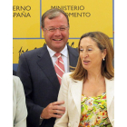 Silván, en un gesto cercano, posa con la ministra Pastor y sus homólogos, ayer, en Madrid.