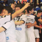 Los cadetes del Ademar celebran el triunfo ante el Ikasa. CB ADEMAR