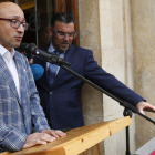Vidal, en un momento de su intervención desde el balcón de San Marcelo en el viejo Ayuntamiento. FERNANDO OTERO