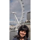 Carolina, con el ‘ojo de Londres’ o la rueda del Milenio al fondo.
