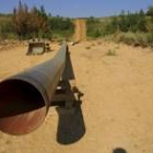 Tuberías del gasoducto construido en el 2001 a su paso por la población de Castropodame