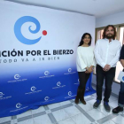 os candidatos a la elecciones autonómicas por Coalición por el Bierzo (CB), Raúl Rodríguez (C), Carmen Álvarez, y Lolo Serantes (D), durante su presentación esta mañana
