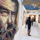 Varias personas observan la obra del artista turco Deniz Sagdic en la COP27. KHALED ELFIQI