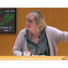 La diputada de En Marea (Grupo Unidos Podemos En Comú Podem) Celia Cánovas, junto al resultado de la votación sobre la nueva Ley Orgánica de Protección de Datos el pasado 21 de noviembre.
