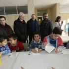 El consejero de Educación, Fernando Rey, ha compartido desayuno con los escolares de Boñar.