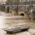 El río Cea anegó huertas y el merendero situado junto al puente de Almanza.