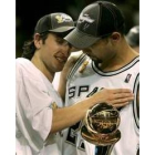 Tim Duncan y Manu Ginobili celebran su triunfo final en la liga