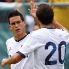 Callejón y Gonzalo Higuaín celebran el primer gol del Madrid ante el Celtic de Glasgow.