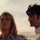 Una escena de ‘El verano que vivimos’, con Blanca Suárez y Javier Rey. DL