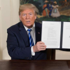 Donald Trump, muestra el memorándum presidencial firmado. MICHAEL REYNOLDS