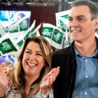 La secretaria general de los socialistas andaluces, Susana Díaz, junto al presidente del Gobierno, Pedro Sánchez, en Sevilla. RAÚL CARO