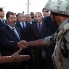 Mohammed Hussein Tantawi (izquierda) y Mohamed Mursi, a su lado, visitan una base militar.