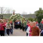 Cientos de romeros acompañaron ayer a la Virgen del Villa de vuelta a su ermita en el día grande de las fiestas de Carrizo.