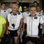 El grupo ciclista, con Antonio Catalán a la cabeza, delante del Hotel AC Ponferrada
