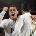 Cristiano Ronaldo, de espaldas, celebra su gol, segundo de su equipo, junto a su compañero alemán Mesut Özil, que lo festeja con mucha rabia.