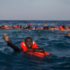 Refugiados e inmigrantes nadan y piden ayuda cerca de Lampedusa, el pasado mayo.