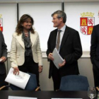Begoña Hernández junto a representantes de empresas de automoción, ayer en Valladolid