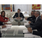 El presidente del Gobierno, Mariano Rajoy, conversa con el presidente de la CEOE, Juan Rosell, la ministra de Empleo, Fátima Báñez, el secretario general de UGT, Cándido Méndez, el secretario general de CCOO, Ignacio Fernández Toxo, y el presidente de la