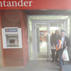 Los agentes con las bolsas incautadas en el Santander.