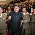 Kim Jong-un celebra con altos oficiales un banquete por el último test nuclear de Pionyang, en una imagen difundida el 10 de septiembre.