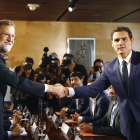 El presidente del PP y del Gobierno en funciones, Mariano Rajoy, y el de Ciudadanos, Albert Rivera, antes de la reunión que mantuvieron ayer, en la que sellaron el acuerdo para la investidura.
