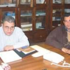 El concejal de Obras, Pergentino García -a la izquierda- junto al alcalde de Cistierna, Nicanor Sen