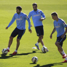 Fernando Torres, a la derecha, baja de última hora en el Atlético para medirse al Granada.