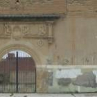 Imagen exterior del deteriorado convento de San Agustín en Mansilla de las Mulas