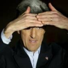 John Kerry se protege de los flashes de los fotógrafos tras conocer su segundo triunfo