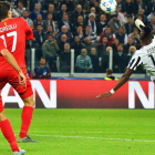 Pogba conecta de chilena ante la defensa del Sevilla