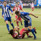 Gaitán  cae ante el jugador del Alavés Marcos Llorente. J. R. GÓMEZ