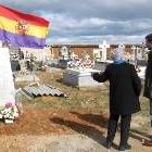 Dos personas observan la lápida de homenaje colocada en el cementerio de Jiménez