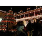 El propio José Luis Prada encendió ayer la iluminación navideña del Palacio de Canedo.